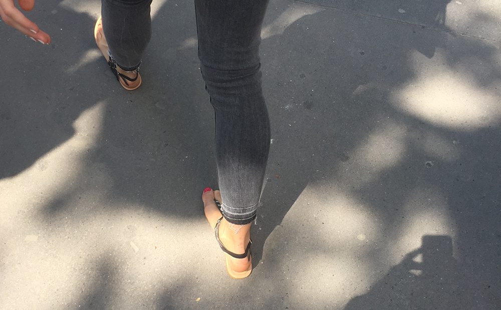 Une blonde sexy avec des sandales