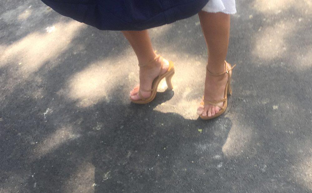 Une bourgeoise avec des pieds sexy