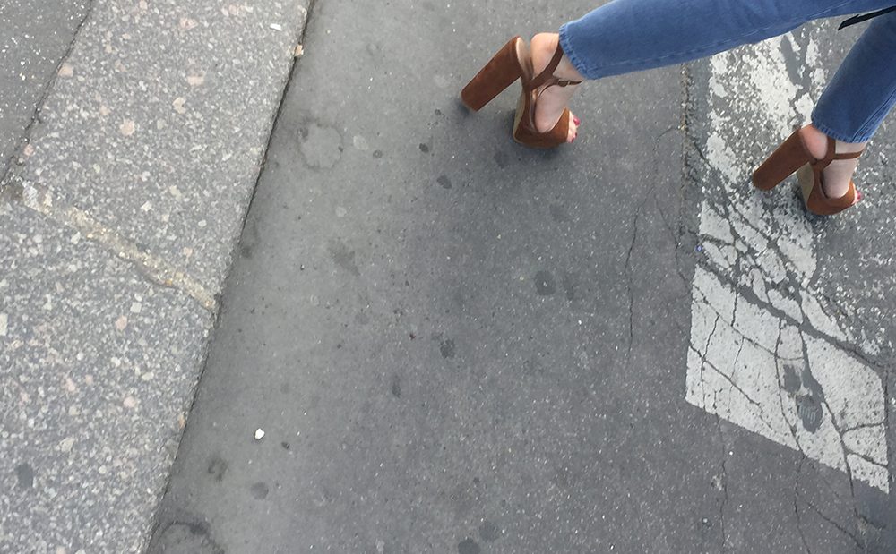Elle est sexy avec des sandales et son jeans