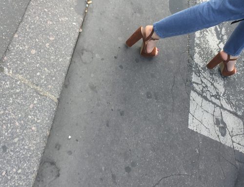 Sexy avec ses sandales compensées dans la rue