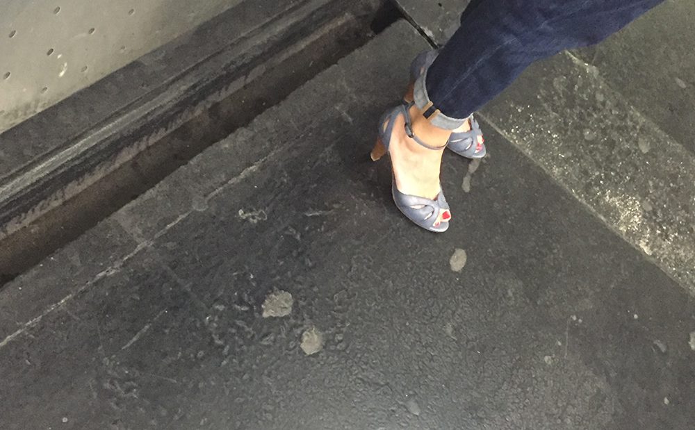 Une MILF en sandales attend le métro
