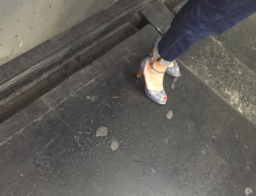 Une MILF sexy en sandales attend le métro