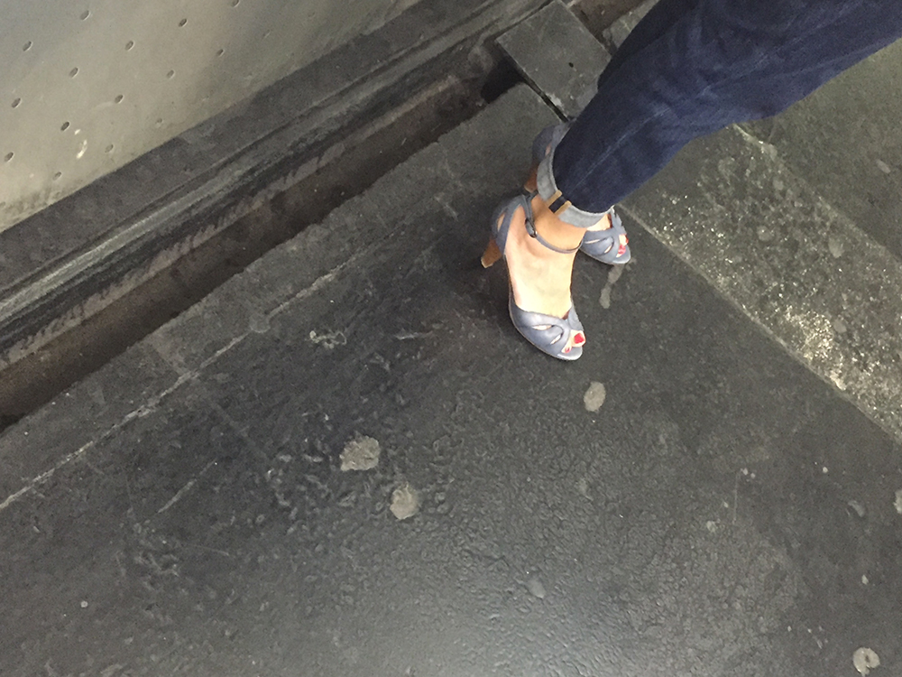 Une MILF en sandales attend le métro