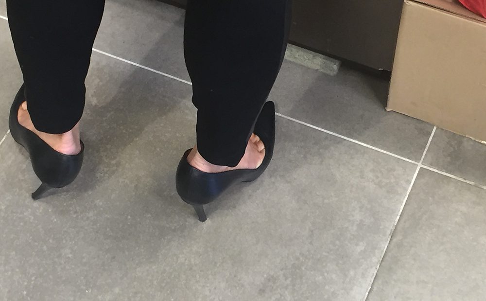Une MILF en escarpins avec les orteils apparents