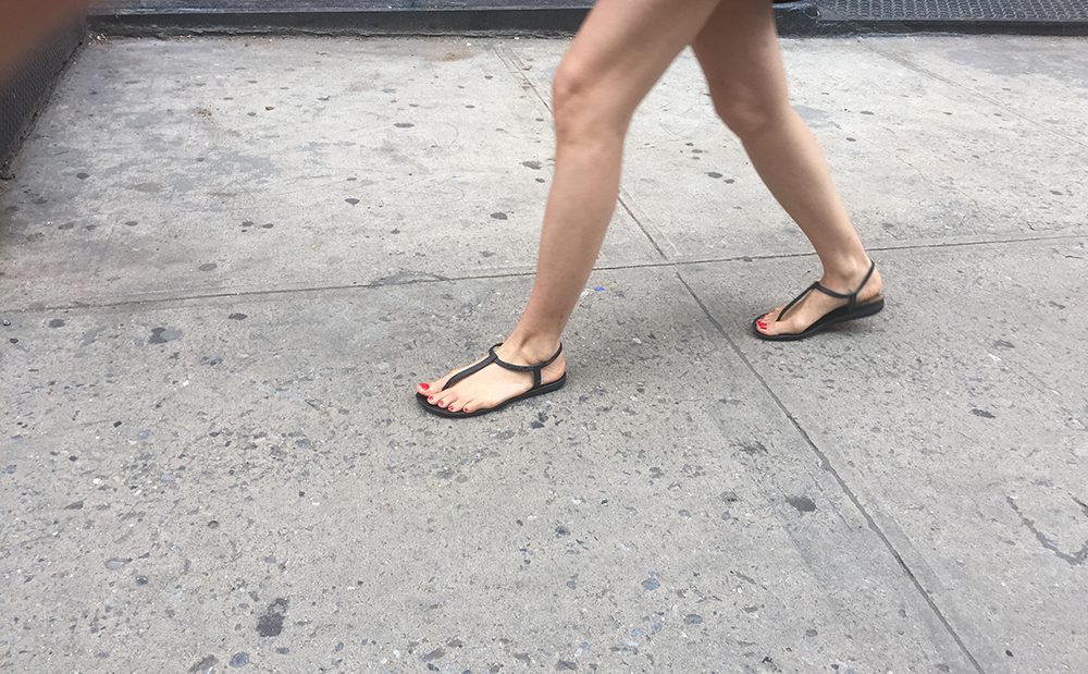 Une MILF sexy avec des sandales dans la rue