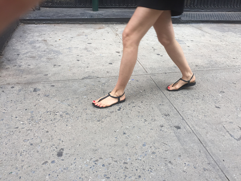 Une MILF sexy avec des sandales dans la rue