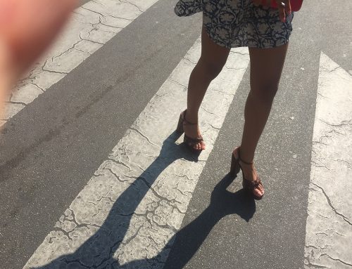 Les pieds d’une salope noire dans la rue