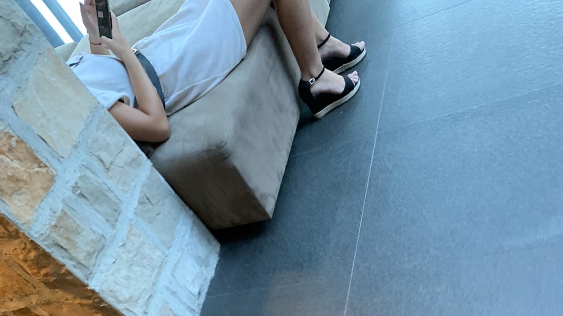 Une jeune femme allongée dans un hall d'hôtel