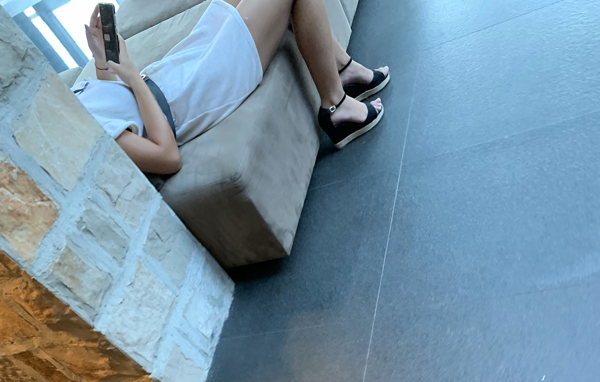 Une jeune femme allongée dans un hall d'hôtel
