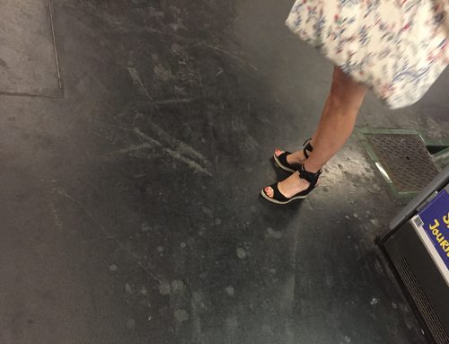 Mini-robe et sandales compensées dans le métro