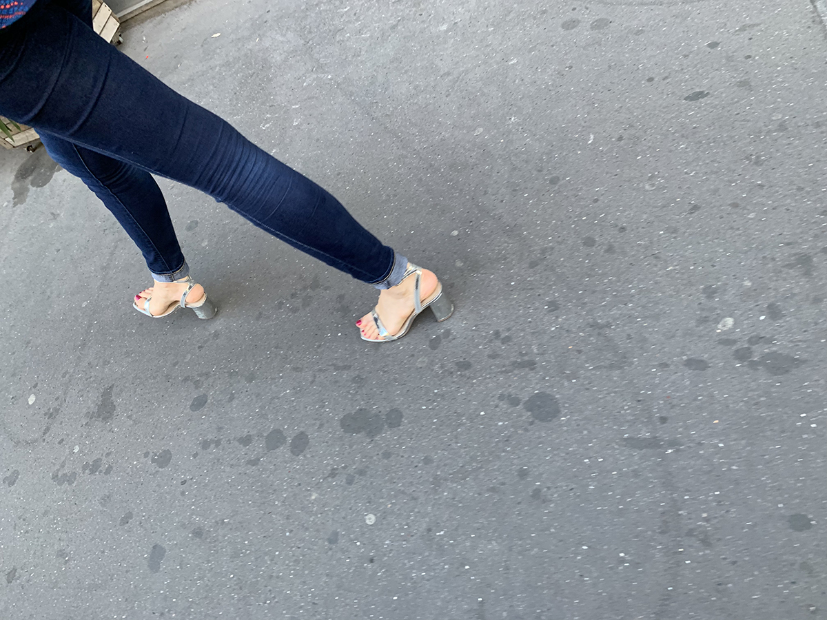 Une femme avec des sandales argentées