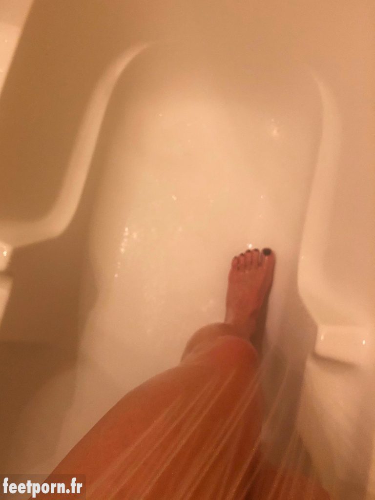 Elle est nue sous la douche