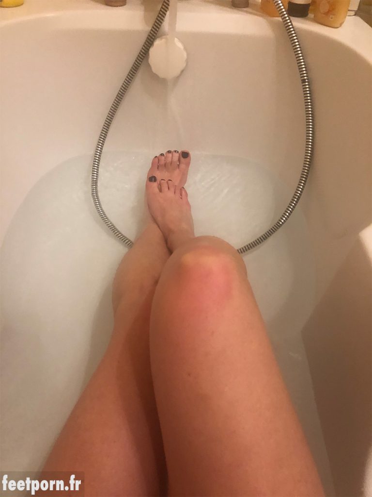 Mature girlfriend naked in the bathtub