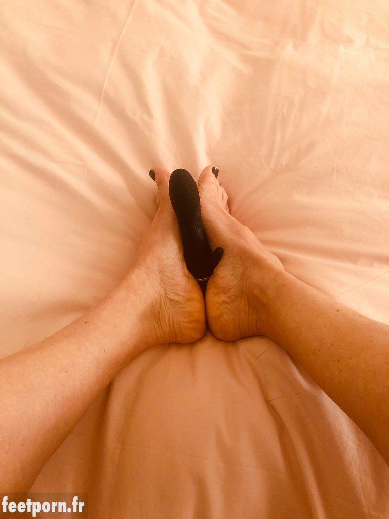 She wanks the vibrator with her feet