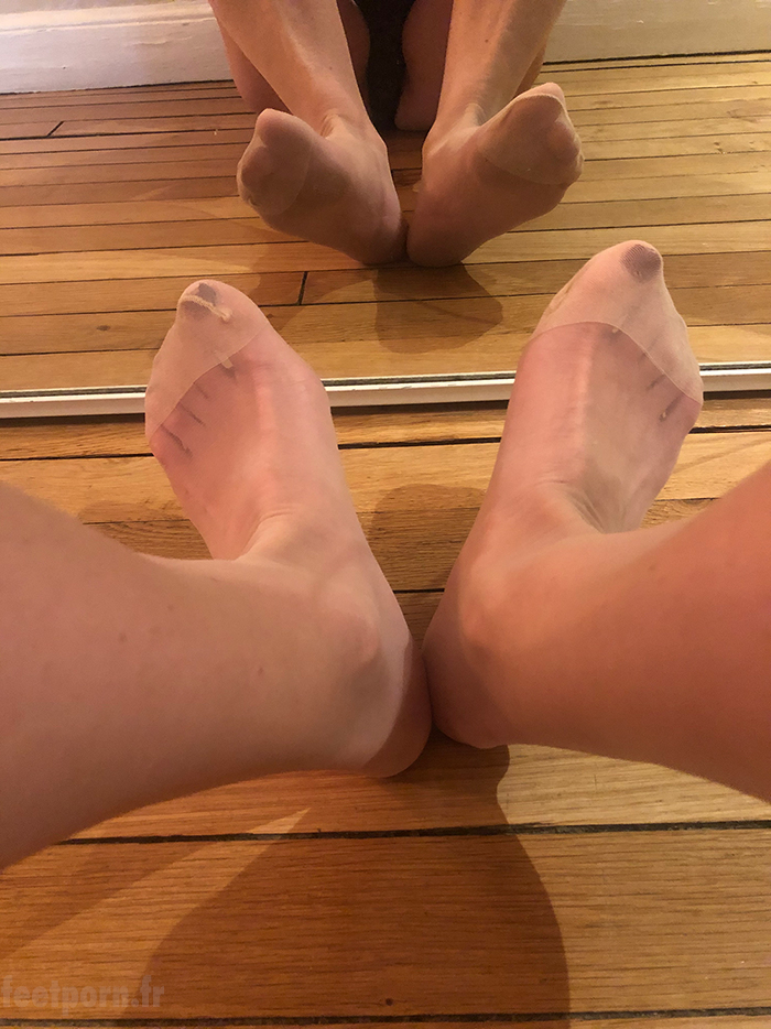 Ma pute de copine avec des mi-bas chair montre ses pieds