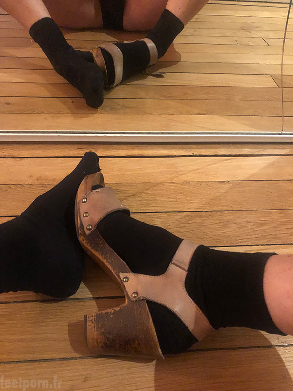 Ma copine avec un look de pute porte des chaussettes avec des sandales