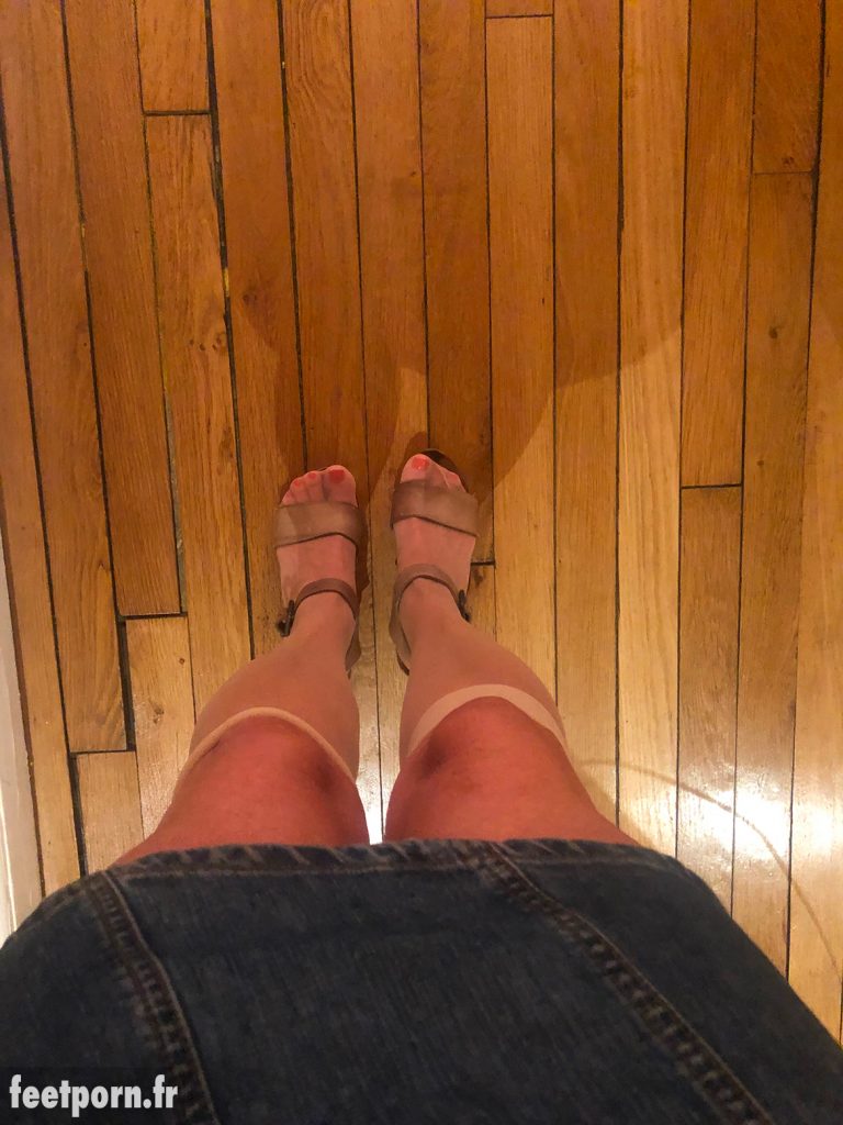 Ma copine joue la pute avec des mi-bas chairs et des sandales