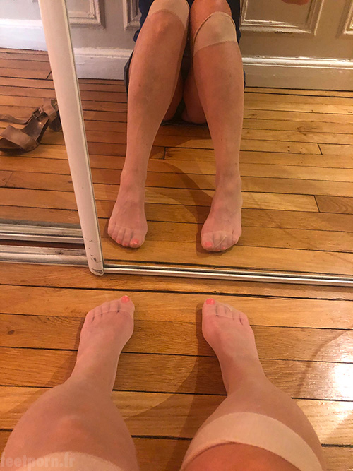 Ma copine joue la pute avec des mi-bas chairs et des sandales