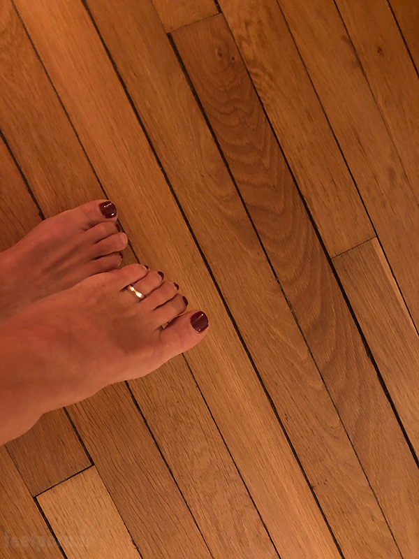Une MILF pieds nus avec une bague d'orteil