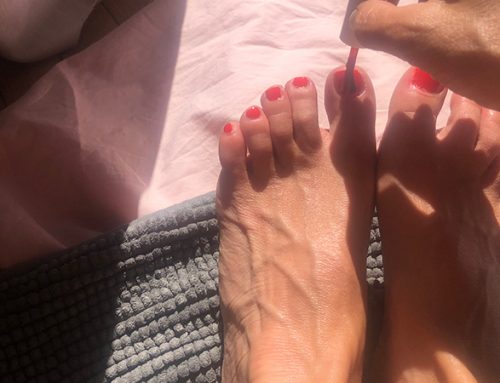 Ma copine se vernit en rouge les ongles des pieds